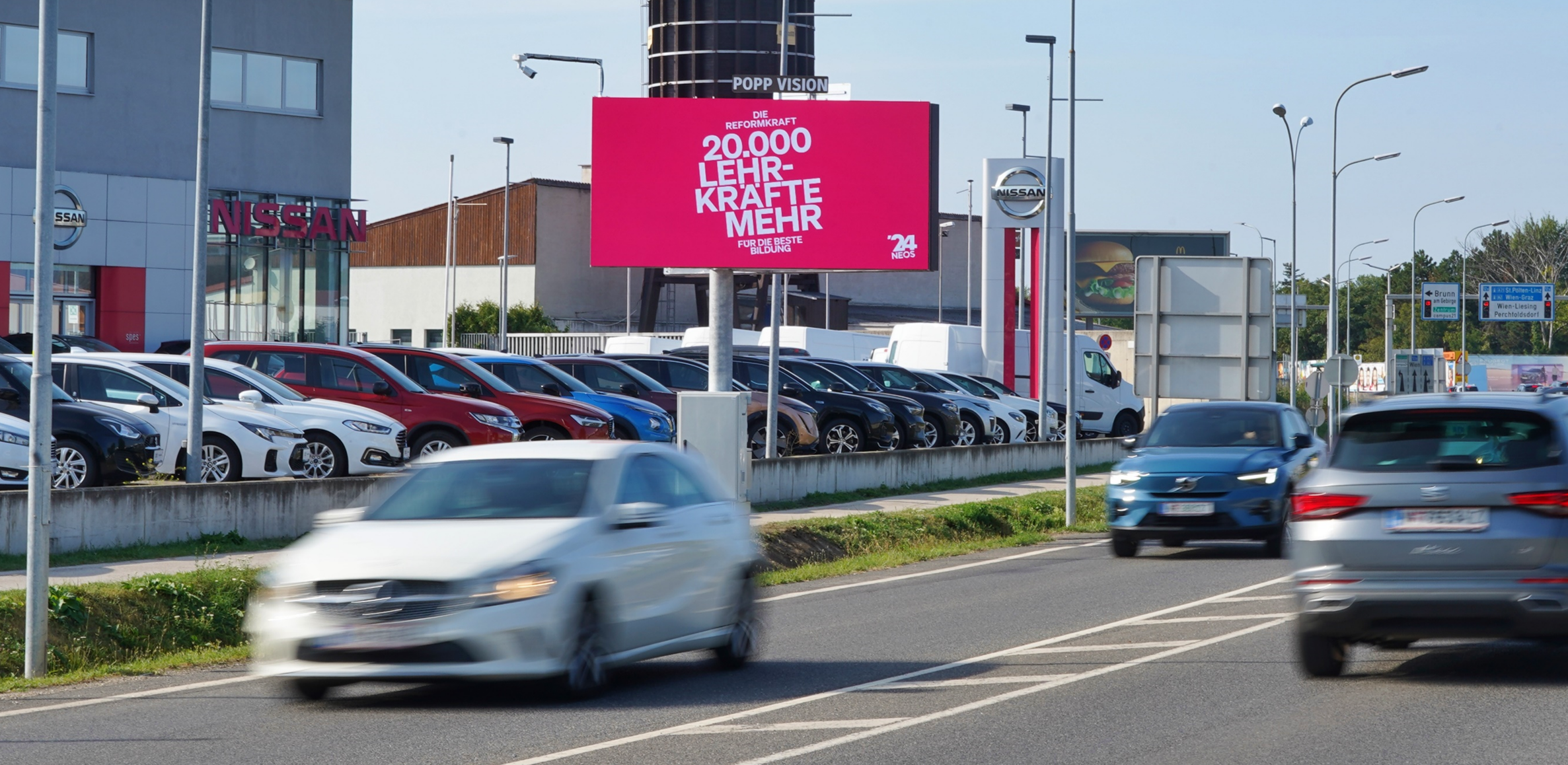 NEOS Kampagne auf Popp Vision LED-Wall (DOOH) in Brunn a. Gebirge